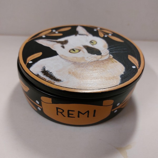 Urns in four sizes with portrait for the ashes of a cat. Contact me with a photo of your cat