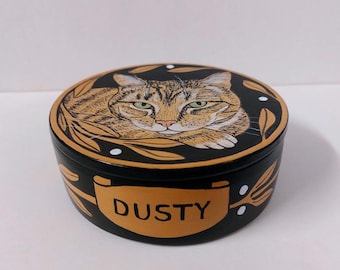 Urn for cat up to 11lbs ( 5kg ) with portrait . CONTACT ME with a photo of your cat, I will paint it on the lid of a personalized urn.