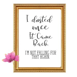 Może przedstawiać: Wydruk w ramie ze złotą ramą i różowym kwiatem w lewym dolnym rogu. Wydruk głosi: "Odkurzyłem raz. Wróciło. Nie dam się już nabrać."