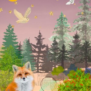 Könnte beinhalten: Eine skurrile Illustration einer Waldszene in der Abenddämmerung. Ein roter Fuchs sitzt im Vordergrund, mit einer Eule und einem Halbmond am Himmel. Goldene Sterne und immergrüne Bäume vervollständigen die verträumte Landschaft.