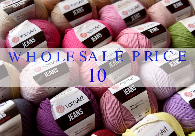 Peut inclure: Gros plan sur une vari&eacute;t&eacute; de pelotes de laine de diff&eacute;rentes couleurs, dont le rose, le violet, le vert et le jaune. La laine est &eacute;tiquet&eacute;e "YarnArt Jeans" et le texte "WHOLESALE PRICE 10" est visible au centre de l'image.