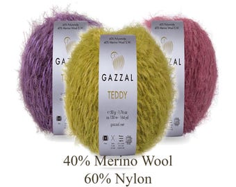 Puede incluir: Tres ovillos de lana Gazzal Teddy en morado, verde lima y rosa viejo. Cada ovillo tiene una etiqueta plateada con el texto 60% Polyamide, 40% Merino Wool S.W., Gazzal, Teddy, 50g, 150m. El texto inferior dice 40% Merino Wool, 60% Nylon.