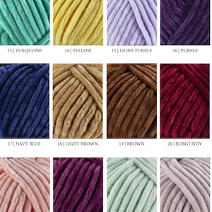 以下が含まれることがあります： 13から24までの番号が付けられた、様々な色のプラッシュベルベット糸の12個のかせのグリッド。色はターコイズ、イエロー、ライトパープル、パープル、ネイビーブルー、ライトブラウン、ブラウン、バーガンディ、サーモン、チェリー、ミントグリーン、パウダーが含まれています。