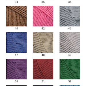 Peut inclure: Une collection de pelotes de laine de diff&eacute;rentes couleurs, notamment bleu clair, jaune, rose, marron, gris, bleu, beige, vert, violet, rouge, noir et turquoise. Chaque pelote est &eacute;tiquet&eacute;e d'un num&eacute;ro.