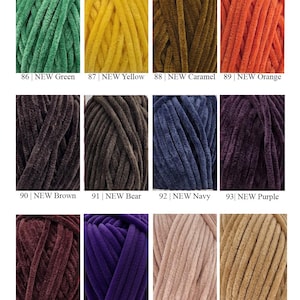 以下が含まれることがあります： 86から97までの番号と、Green、Yellow、Caramel、Orange、Brown、Bear、Navy、Purple、Plum、Violet、Dust Pink、Mustardという色名が付けられた、様々な色のプラッシュベルベット毛糸の12個の束のグリッド。