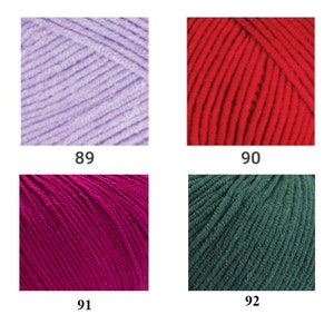 Peut inclure: Quatre &eacute;cheveaux de laine de diff&eacute;rentes couleurs&nbsp;: violet clair, rouge, magenta et vert fonc&eacute;.