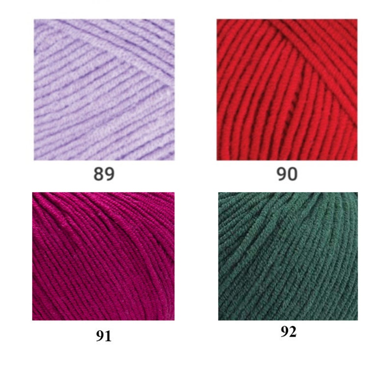Peut inclure: Quatre &eacute;cheveaux de laine de diff&eacute;rentes couleurs&nbsp;: violet clair, rouge, magenta et vert fonc&eacute;.