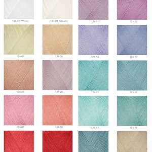 Op de afbeelding: Een kleurenkaart met verschillende garenkleuren. De kaart bevat kleuren als wit, cr&egrave;me, geel, perzik, roze, rood en verschillende tinten blauw en groen. Elke kleur is gelabeld met een nummer en een naam, zoals "124-01 (Wit)".