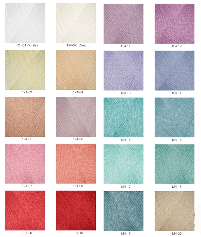 Op de afbeelding: Een kleurenkaart met verschillende garenkleuren. De kaart bevat kleuren als wit, cr&egrave;me, geel, perzik, roze, rood en verschillende tinten blauw en groen. Elke kleur is gelabeld met een nummer en een naam, zoals "124-01 (Wit)".