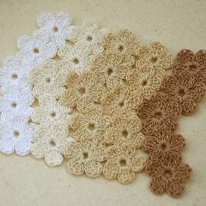 25pcs crochetted flowers applique tiny small decoration for scrapbook toys crochet handmade small flowers sand cream ivory white