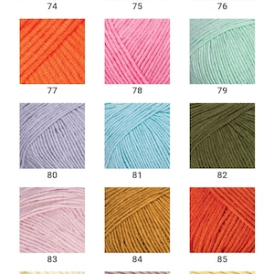Peut inclure: Une collection de 15 pelotes de laine de diff&eacute;rentes couleurs, dont le rose, le bleu, le vert, l'orange, le violet et le jaune. Chaque pelote est num&eacute;rot&eacute;e de 74 &agrave; 88.