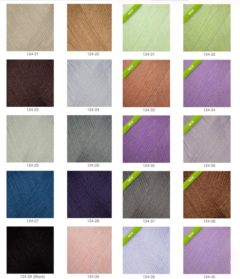 Op de afbeelding: Een kleurenkaart met garen in verschillende tinten, waaronder beige, bruin, blauw, paars en groen. Elke garenkleur is voorzien van een nummer. Sommige strengen hebben een "NIEUW" sticker.
