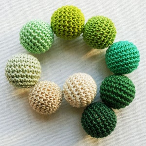 Op de afbeelding: Een set van drie keramische nestkommen in blauwe, groene en witte tinten. De kommen hebben een gespikkelde glazuur en een eenvoudig, modern ontwerp. De grootste kom heeft een diameter van ongeveer 15 cm.