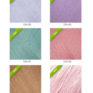 Op de afbeelding: Zes strengen garen in verschillende kleuren: lichtblauw, lavendel, turquoise, koraal, bruin en lichtroze. Elke streng is gemarkeerd met een nummer en het woord "NEW" op een groene banner. Het garen ziet er zacht en getextureerd uit.