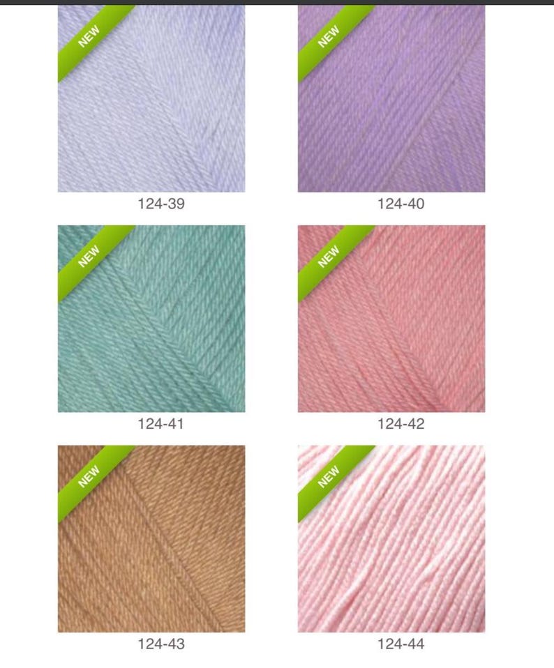 Op de afbeelding: Zes strengen garen in verschillende kleuren: lichtblauw, lavendel, turquoise, koraal, bruin en lichtroze. Elke streng is gemarkeerd met een nummer en het woord "NEW" op een groene banner. Het garen ziet er zacht en getextureerd uit.