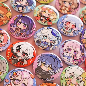 Puede incluir: Una colección de botones redondos y coloridos con ilustraciones de personajes de estilo anime. Cada botón tiene un diseño único con colores vibrantes, incluyendo rosa, azul, verde y naranja. Los botones están dispuestos muy juntos, creando un patrón visualmente atractivo.