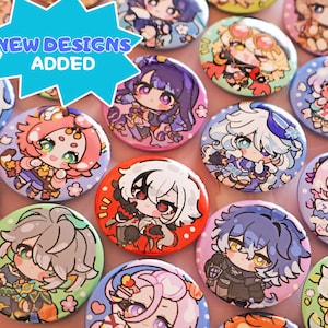 Puede incluir: Una colección de pines de botón de personajes de estilo anime coloridos. Los pines presentan varios personajes con diseños detallados y colores vibrantes. Un gráfico de estrella azul en la esquina superior izquierda dice "NUEVOS DISEÑOS AÑADIDOS".