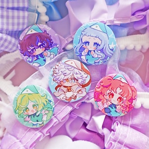 Puede incluir: Cinco chapas redondas con ilustraciones de personajes estilo anime. Cada chapa muestra un personaje chibi con un gorro de enfermería, con colores de pelo en morado, azul, blanco, amarillo y rosa sobre un fondo de tonos suaves.