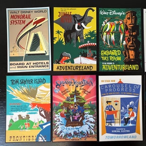 Peut inclure: Neuf cartes postales vintage illustrant diverses attractions de Walt Disney World. Les cartes postales sont color&eacute;es et pr&eacute;sentent des images du syst&egrave;me de monorail, de la Jungle River, de l'Enchanted Tiki Room, de "it's a small world", de l'&icirc;le de Tom Sawyer, de Splash Mountain, du Carrousel du Progr&egrave;s et de Star Tours.