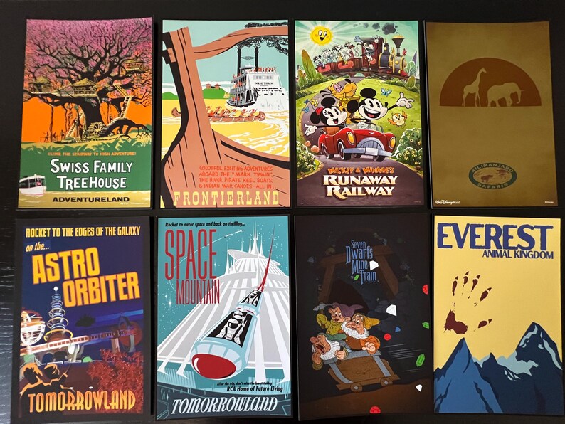Peut inclure: Un ensemble de 10 affiches d'attractions de parcs Disney de style vintage. Les affiches pr&eacute;sentent des attractions embl&eacute;matiques comme la Swiss Family Treehouse, Frontierland, Space Mountain, Astro Orbiter et Seven Dwarfs Mine Train. Les affiches sont imprim&eacute;es sur un papier &eacute;pais et brillant et ont un aspect r&eacute;tro.