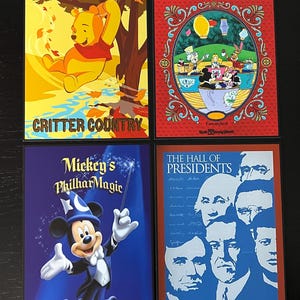 Peut inclure: Quatre affiches de style vintage pour diff&eacute;rentes attractions du parc &agrave; th&egrave;me Disney. L'affiche en haut &agrave; gauche pr&eacute;sente Winnie l'ourson &agrave; Critter Country. L'affiche en haut &agrave; droite pr&eacute;sente le th&eacute; d'Alice &agrave; Fantasyland. L'affiche en bas &agrave; gauche pr&eacute;sente Mickey's PhilharMagic. L'affiche en bas &agrave; droite pr&eacute;sente le Hall des Pr&eacute;sidents &agrave; Liberty Square.