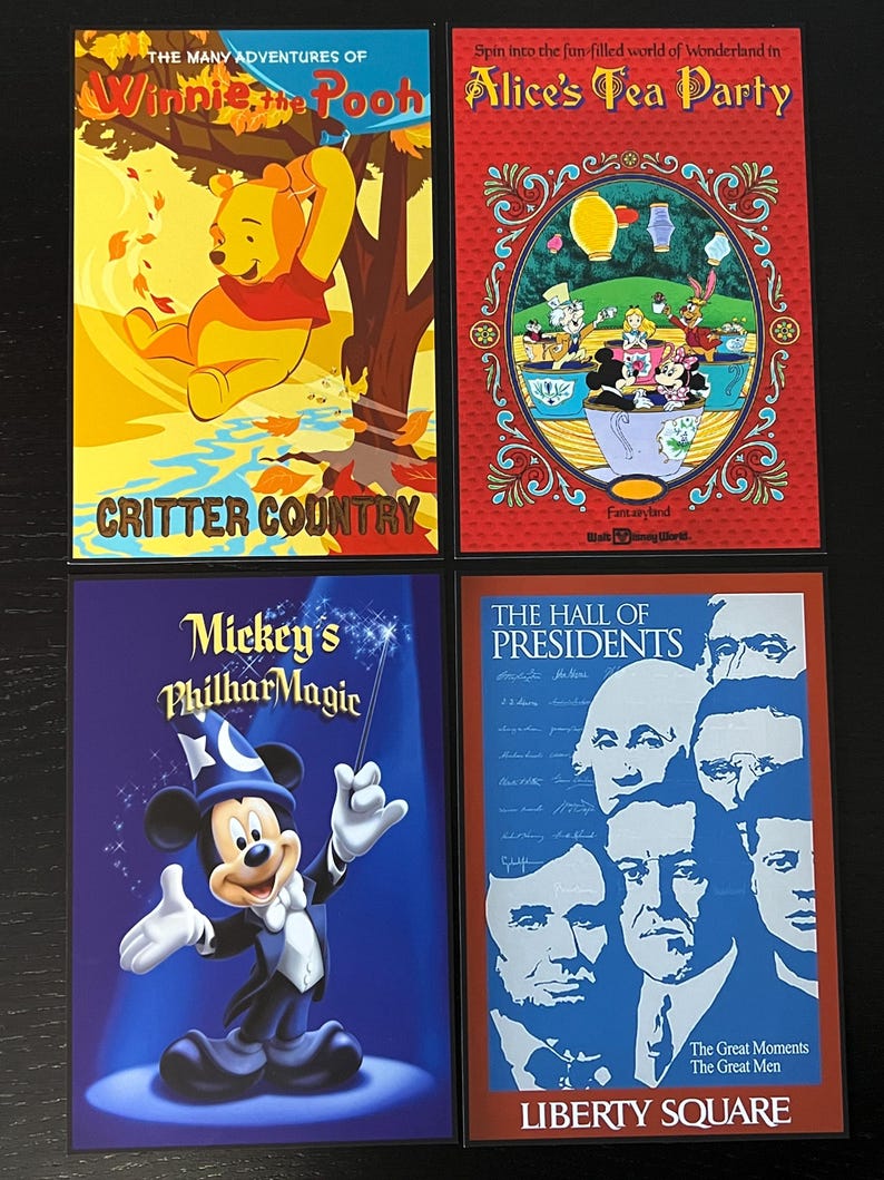 Peut inclure: Quatre affiches de style vintage pour diff&eacute;rentes attractions du parc &agrave; th&egrave;me Disney. L'affiche en haut &agrave; gauche pr&eacute;sente Winnie l'ourson &agrave; Critter Country. L'affiche en haut &agrave; droite pr&eacute;sente le th&eacute; d'Alice &agrave; Fantasyland. L'affiche en bas &agrave; gauche pr&eacute;sente Mickey's PhilharMagic. L'affiche en bas &agrave; droite pr&eacute;sente le Hall des Pr&eacute;sidents &agrave; Liberty Square.