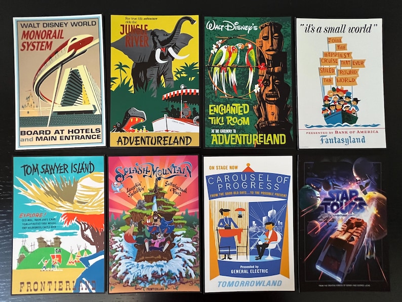 Peut inclure: Neuf cartes postales vintage illustrant diverses attractions de Walt Disney World. Les cartes postales sont color&eacute;es et pr&eacute;sentent des images du syst&egrave;me de monorail, de la Jungle River, de l'Enchanted Tiki Room, de "it's a small world", de l'&icirc;le de Tom Sawyer, de Splash Mountain, du Carrousel du Progr&egrave;s et de Star Tours.