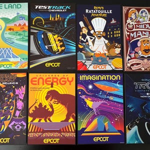 Peut inclure: Neuf affiches color&eacute;es annon&ccedil;ant diff&eacute;rents man&egrave;ges et attractions d'Epcot, un parc d'attractions de Walt Disney World. Les affiches pr&eacute;sentent des images de personnages et d'attractions populaires, notamment Test Track, l'Aventure de Remy &agrave; Ratatouille, Guardians of the Galaxy: Cosmic Rewind, Universe of Energy, Imagination et Tron Lightcycle Run.