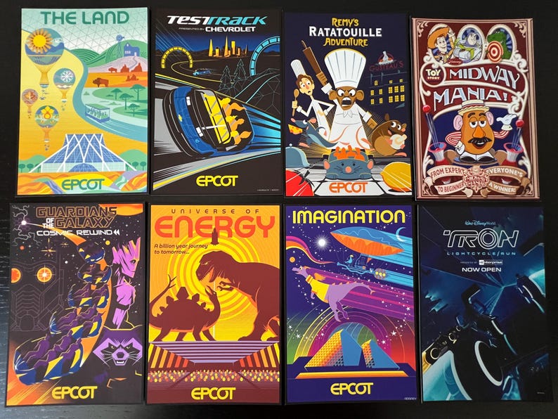 Peut inclure: Neuf affiches color&eacute;es annon&ccedil;ant diff&eacute;rents man&egrave;ges et attractions d'Epcot, un parc d'attractions de Walt Disney World. Les affiches pr&eacute;sentent des images de personnages et d'attractions populaires, notamment Test Track, l'Aventure de Remy &agrave; Ratatouille, Guardians of the Galaxy: Cosmic Rewind, Universe of Energy, Imagination et Tron Lightcycle Run.