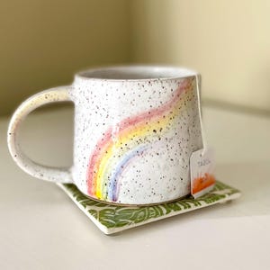 taza de café de cerámica hecha a mano con acuarela de arcoíris