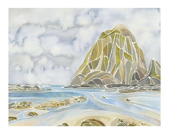 Puede incluir: Pintura acuarela de una montaña rocosa con un cielo azul y blanco. La montaña está en el fondo y el primer plano es una playa con agua fluyendo a través de ella.