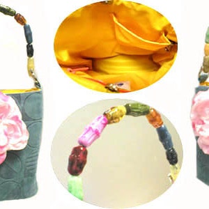 Bolso de noche y verano ACAPULCO en microfibra con asa de cuentas y acento floral
