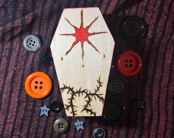 caja de ataúd quemada y pintada