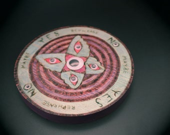 Tabla de escribano de péndulo de mariposa y ojos de googly quemados y pintados a mano