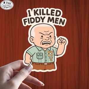 Può includere: Un adesivo con un'illustrazione a cartoni animati di un uomo anziano arrabbiato in uniforme in stile militare. Il testo "I KILLED FIDDY MEN" è sopra il personaggio. L'adesivo ha un bordo bianco e il logo "Tiny and Triggered".