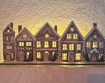 Rangée de maisons en pain d'épice - étagère et manteau de cheminée avec fenêtres découpées pour LED - décoration festive de collection en pain d'épice