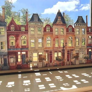 Mini scène de village découpée au laser avec des maisons de ville colorées