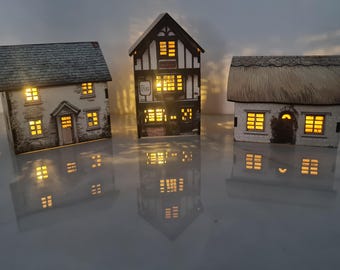 3x HO Scale English Country Starter Street – Tudor Pub “The Swan Inn”, Cotswold Cottage & Thatched Stone House 1:87 Model Railway Kit Byggby