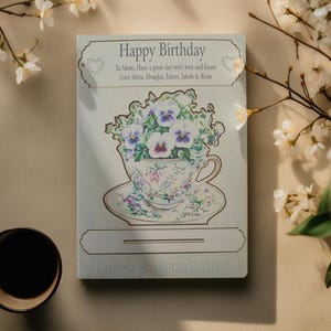 Personalisiertes Geburtstagsgeschenk & Karte in 1 – Stiefmütterchen in Teetasse Mantel Display | Personalisierte Nachricht | Einzigartige Grußkarte Alternative