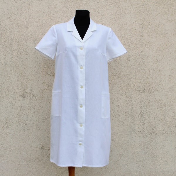 robe d'infirmière blanche vintage / 70s 80s Doctor Robe / Button Down Uniform Dress / Retro Pharmacy Dress / Medical Overalls / Hospital Dress