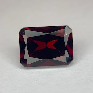 Natürlicher GRANAT Schliff 1,99 Karat