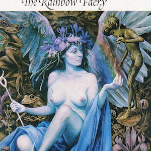 Peut inclure: Une illustration colorée d'une reine des fées avec des ailes arc-en-ciel, entourée de gnomes et d'autres créatures mythologiques. La reine des fées tient un orbe arc-en-ciel dans sa main. Le texte "The Rainbow Faery" est en haut de l'image.  Gardée par son roi gnome, Iris la reine des fées offre sa magie arc-en-ciel aux archers pixies. Elle apparaît au milieu des tempêtes sombres pour nous donner de l'espoir, nous rappelant que l'espoir peut s'envoler aussi loin que les flèches arc-en-ciel des pixies.