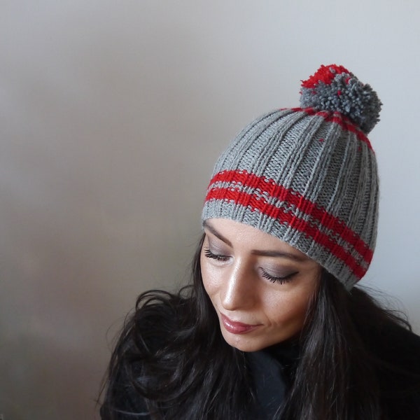 béret tricoté, chapeau gris, accessoire femme, cadeau d’anniversaire, pompon, bonnet rouge, cadeau jeune fille, chapeau unisexe