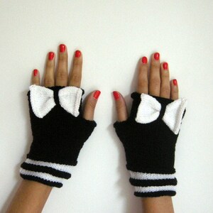 mitaines, gants noirs et blancs