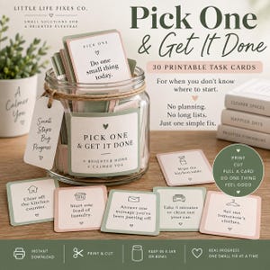 Op de afbeelding: Een doorzichtige glazen pot gevuld met 30 printbare taakkaarten met het opschrift Pick One & Get It Done. De kaarten hebben saliegroene en zachtroze randen met tekst. Een wit label vastgebonden met touw bevat de tekst Small Steps Big Progress.