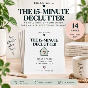 Pode incluir: Uma pilha de documentos de papel branco intitulada The 15-Minute Declutter, um sistema cômodo por cômodo para uma casa mais calma e organizada. A capa apresenta um ícone de casa com um coração e o texto: Clear spaces, lighter days, a happier you. 14 páginas.