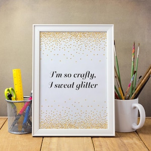 Może przedstawiać: Biała ramka z nadrukiem na tle złotego brokatu z tekstem "I'm so crafty, I sweat glitter".
