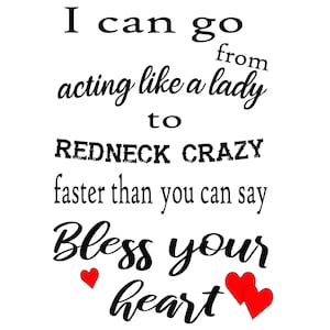 Może przedstawiać: Czarno-biały tekst na białym tle, który brzmi: "Mogę przejść od udawania damy do REDNECK CRAZY szybciej niż zdążysz powiedzieć Błogosław twoje serce". Dwa czerwone serca znajdują się pod tekstem.