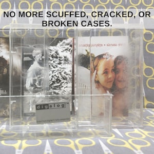 K&ouml;nnte beinhalten: Zwei transparente CD-H&uuml;llen aus Kunststoff mit dem Text "digalog" auf der unteren H&uuml;lle. Die obere H&uuml;lle zeigt ein Foto von zwei M&auml;dchen mit dem Text "smashing pumpkins siamese dream" auf der R&uuml;ckseite.