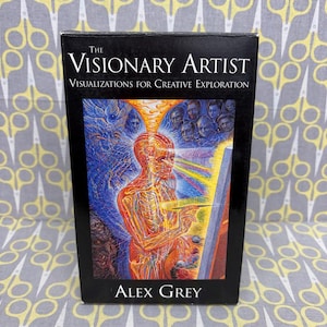 Könnte beinhalten: Eine schwarze Box mit dem Titel "The Visionary Artist" und dem Untertitel "Visualisierungen für kreative Erkundung". Das Cover zeigt eine detaillierte Illustration einer menschlichen Figur mit einem lebendigen, surrealen Design. Der Name des Autors, Alex Grey, steht unten.